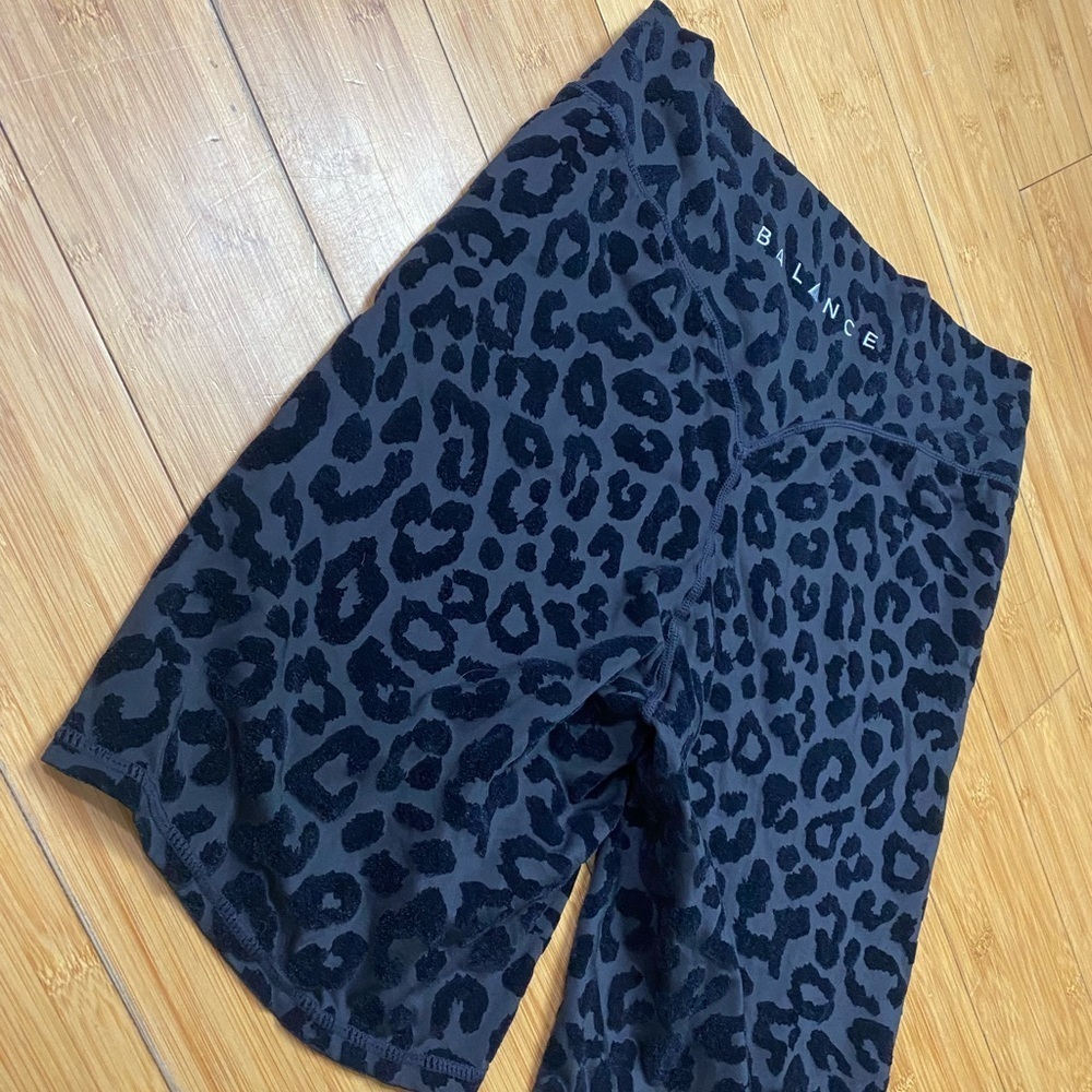 Balance Athletica Lux Rider Shorts black velvet leopard pattern - Picture 3 of 4